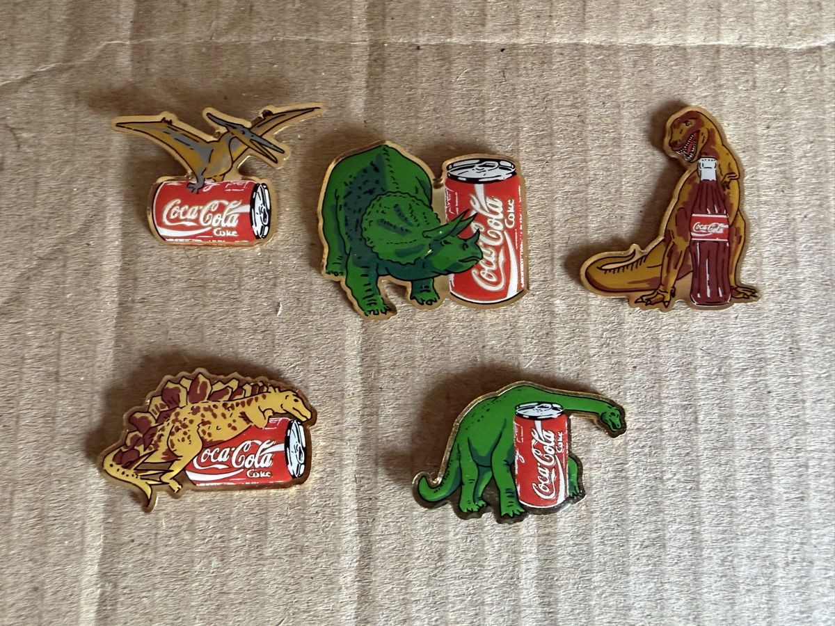 Coca-Cola Placchette & Badge: Pins-Set COCA COLA Dinosaurier – Usato da Inkwil venduto da RetrOhyeah_Schweiz