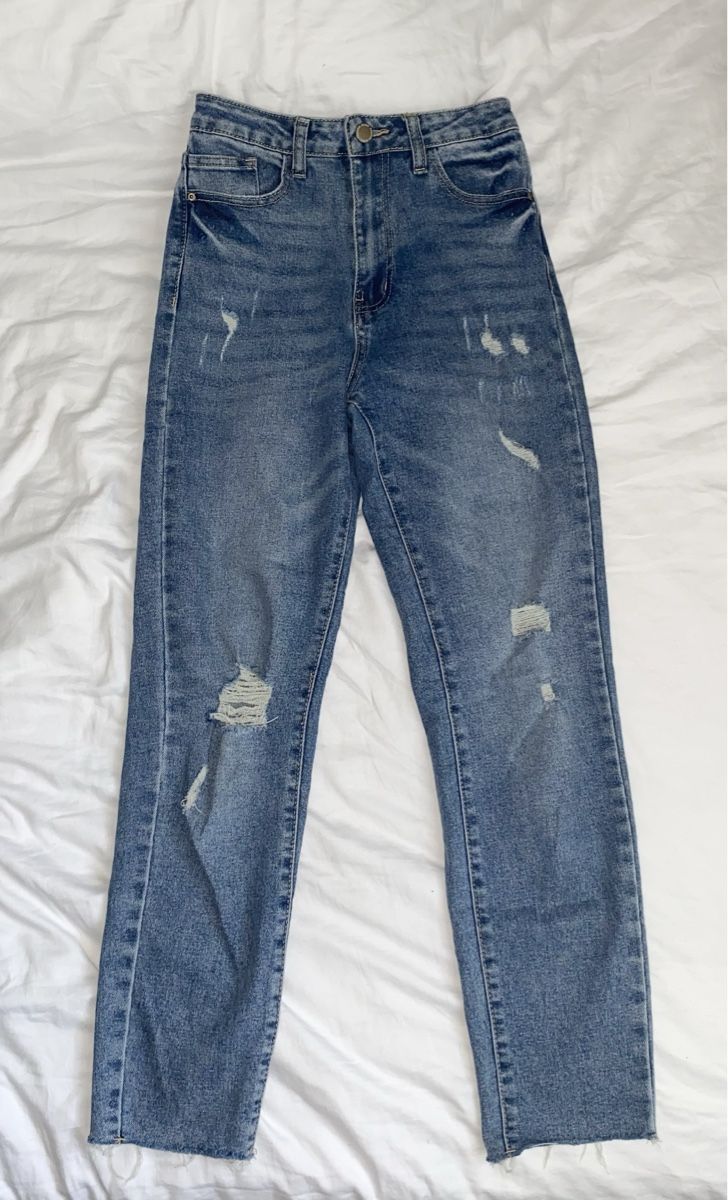 Jeans: Blaue Jeans mit Löchern – Usato da Bülach venduto da reaos