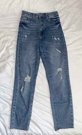 Blaue Jeans mit Löchern