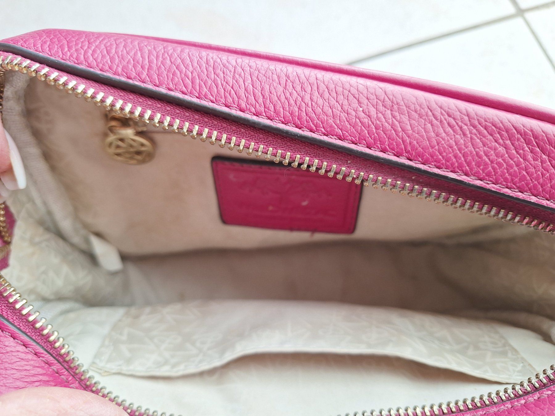Borse da donna: Sac en cuir rose framboise – Usato da St-Triphon venduto da Jldr0 2