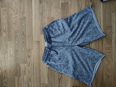 Kurze bequeme Hose