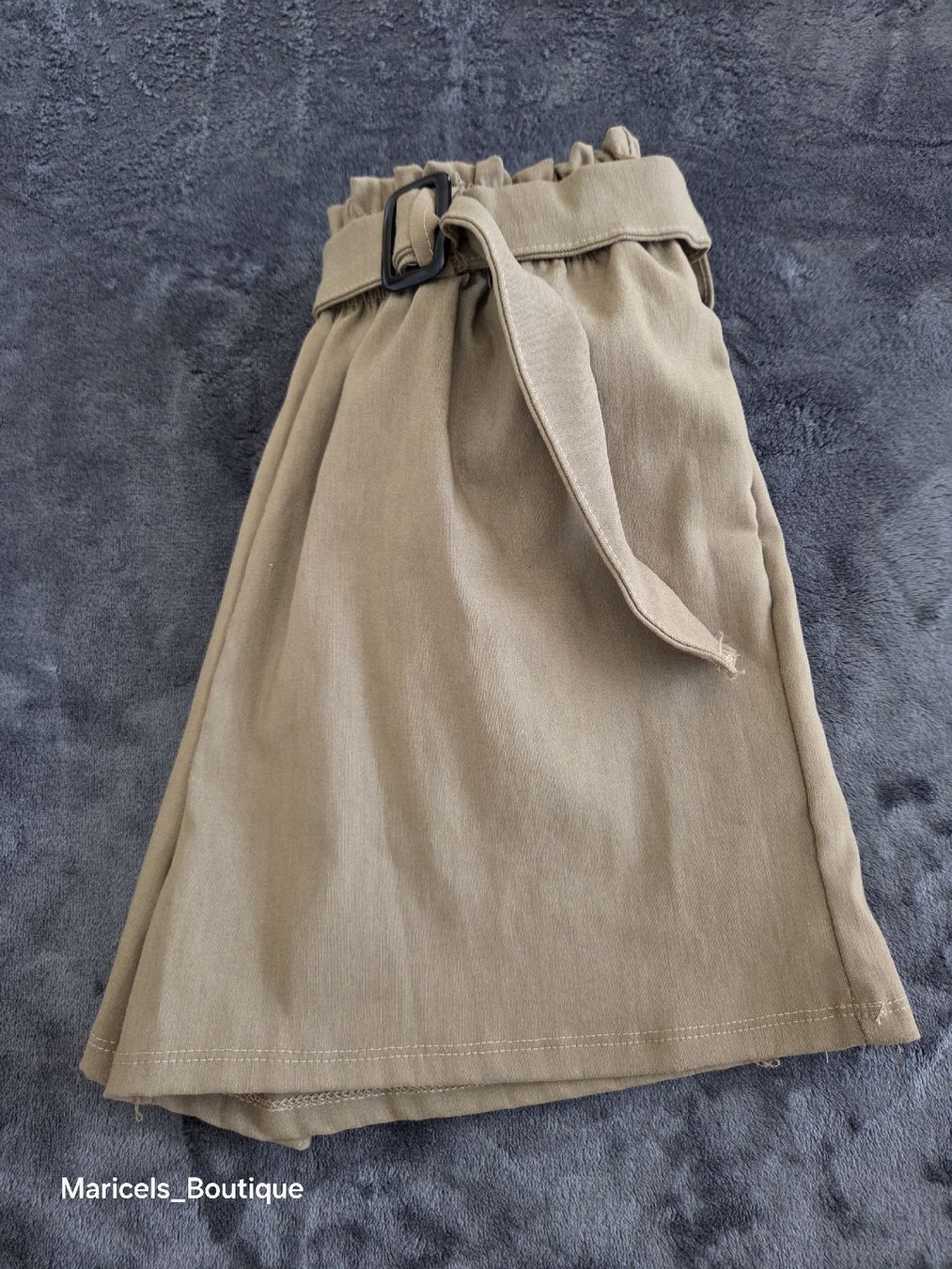 Pantaloni: Hohe Taille Buckle Short mit zwei Seitentaschen – Usato da Winterthur venduto da Maricels_Boutique 3