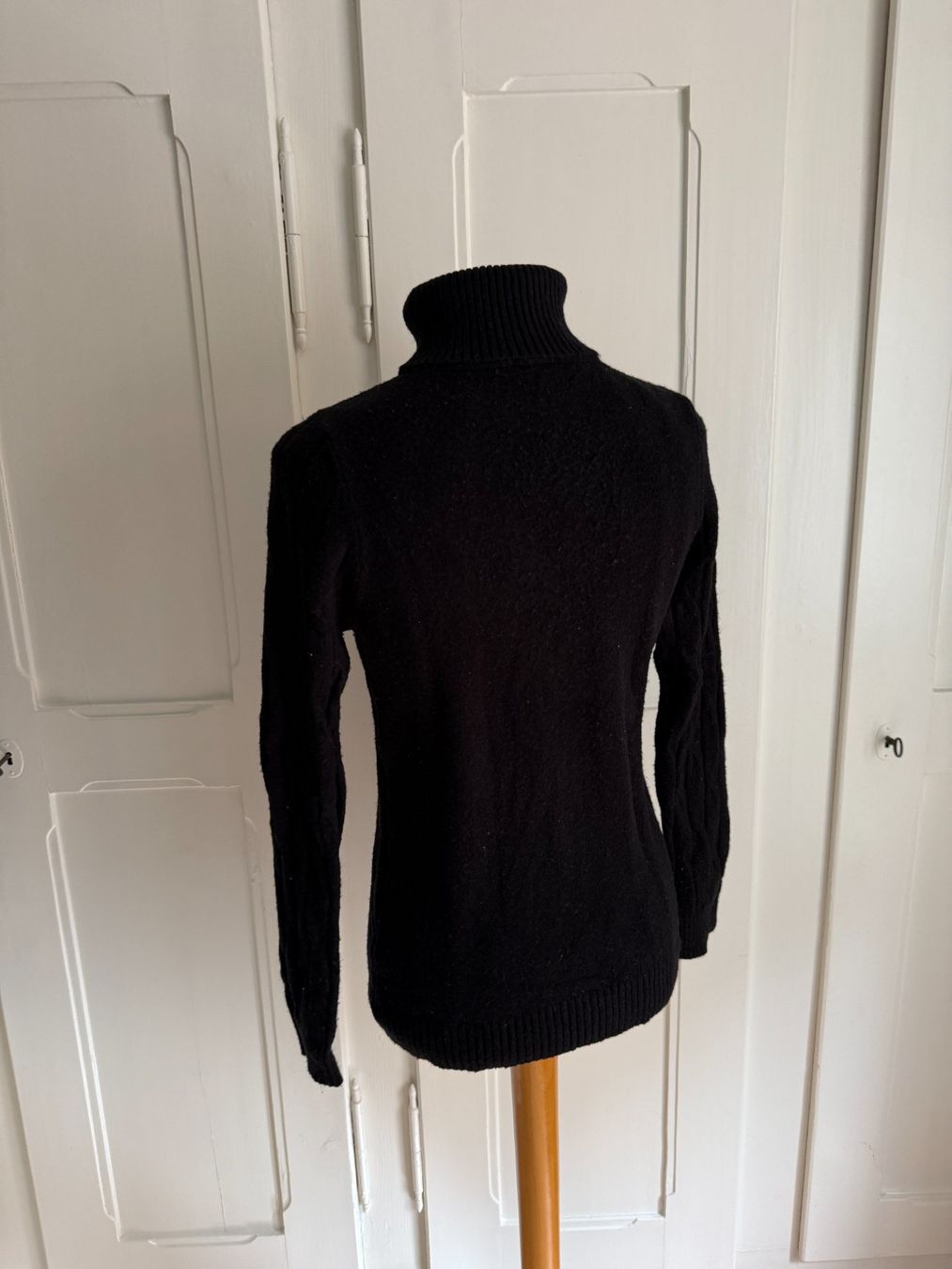 Maglioni & Felpe: Rollkragenpullover schwarz mit Zopfmuster M – Usato da Zürich venduto da Diazaio 2