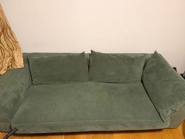 Sofa in Grün mit Kissenbezug gebraucht guter Zustand