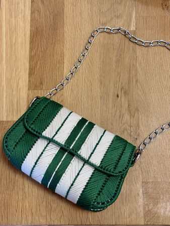 Handtasche gehäkelt grün-weiss mit Kette neuwertig 