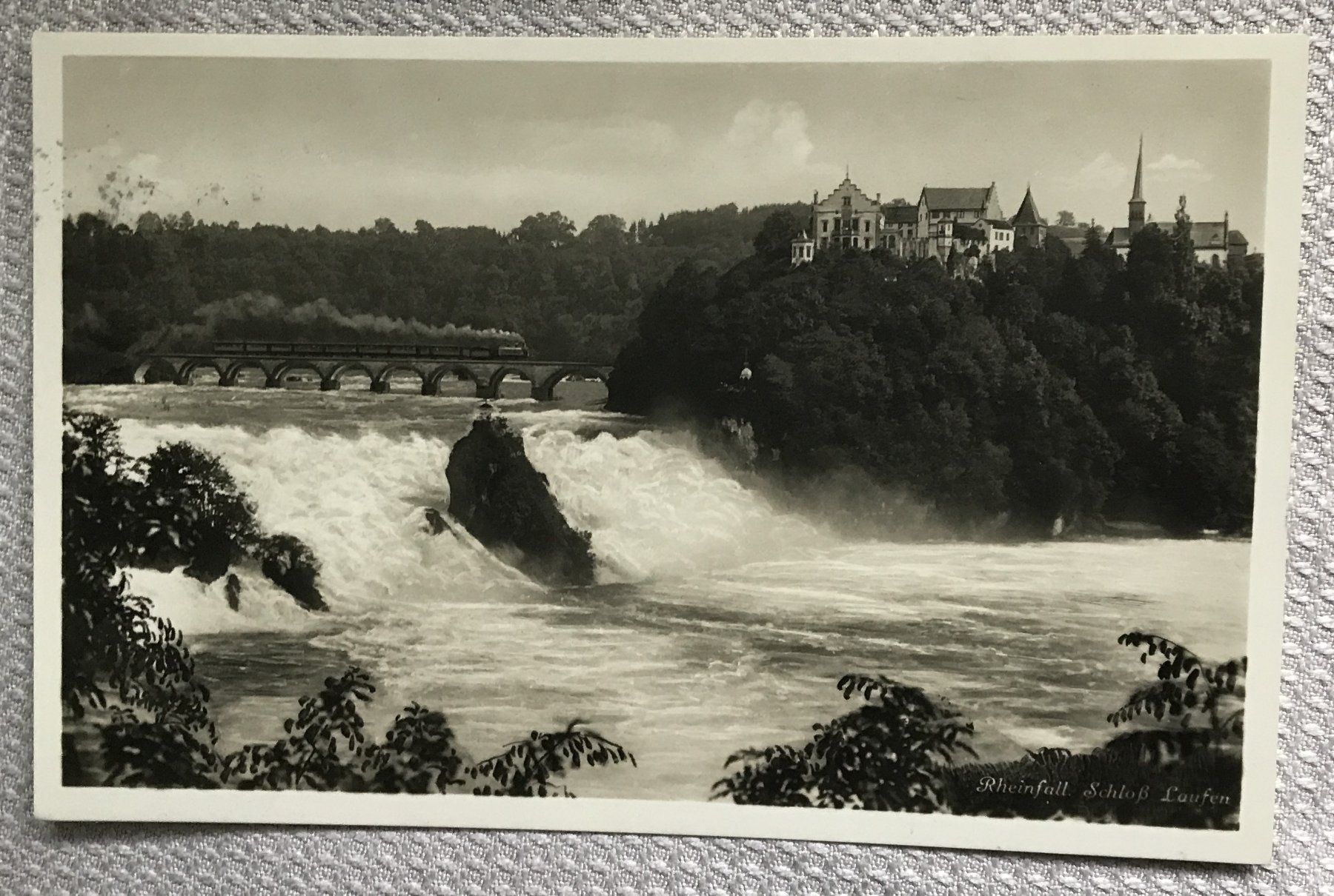 Cartoline postali: ANSICHTSKARTE RHEINFALL MIT EISENBAHN – Usato da Ostermundigen venduto da wini63