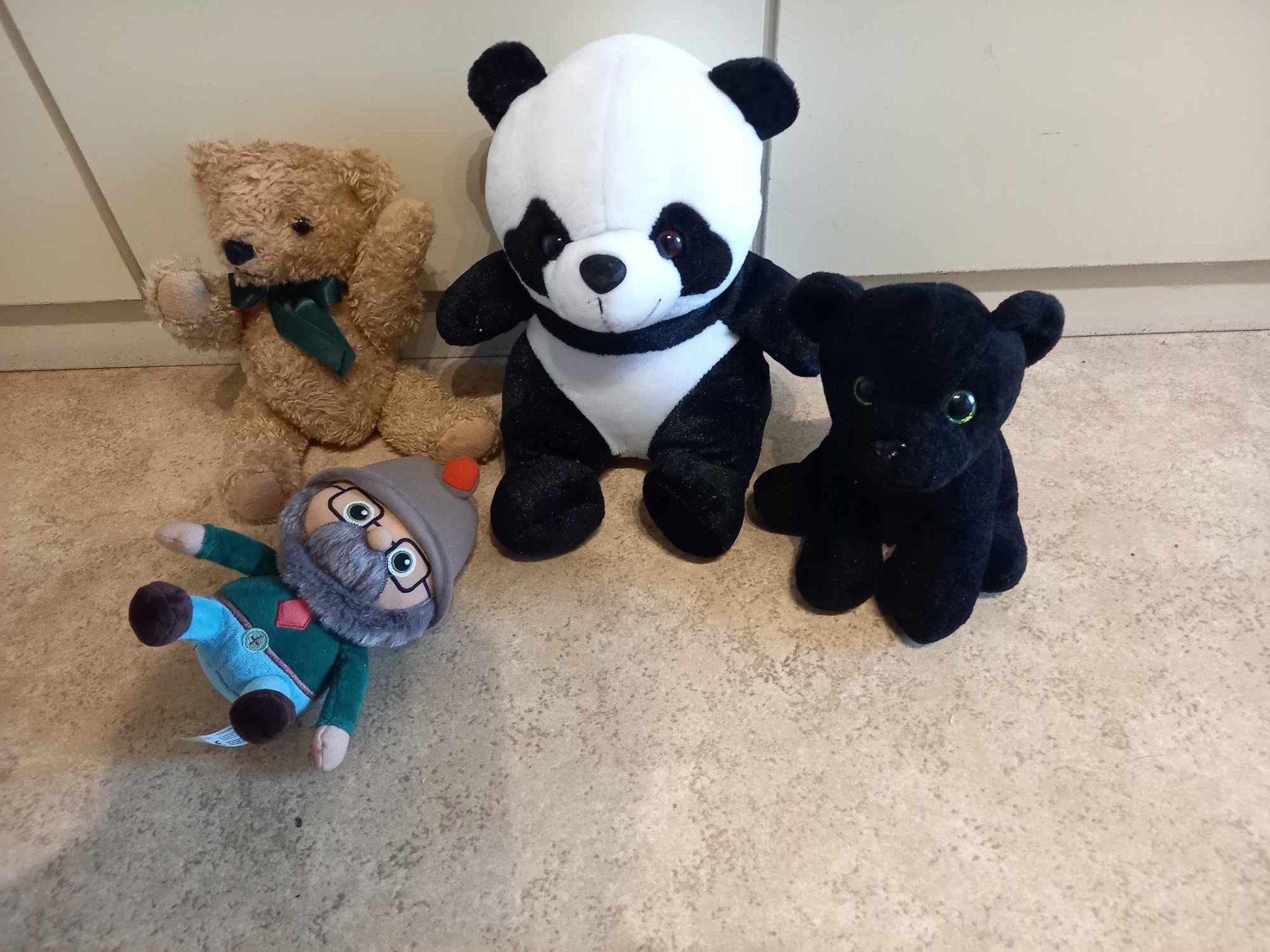 Spielzeuge: 4 Kuscheltiere Panda Bär Panther – Gebraucht aus Möhlin von dom_96nf 1