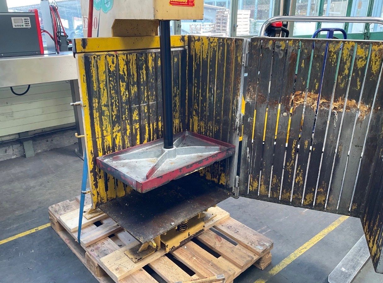 Tutte le macchine: Hydraulic Presse – Usato da Liestal venduto da Tobiiass 4