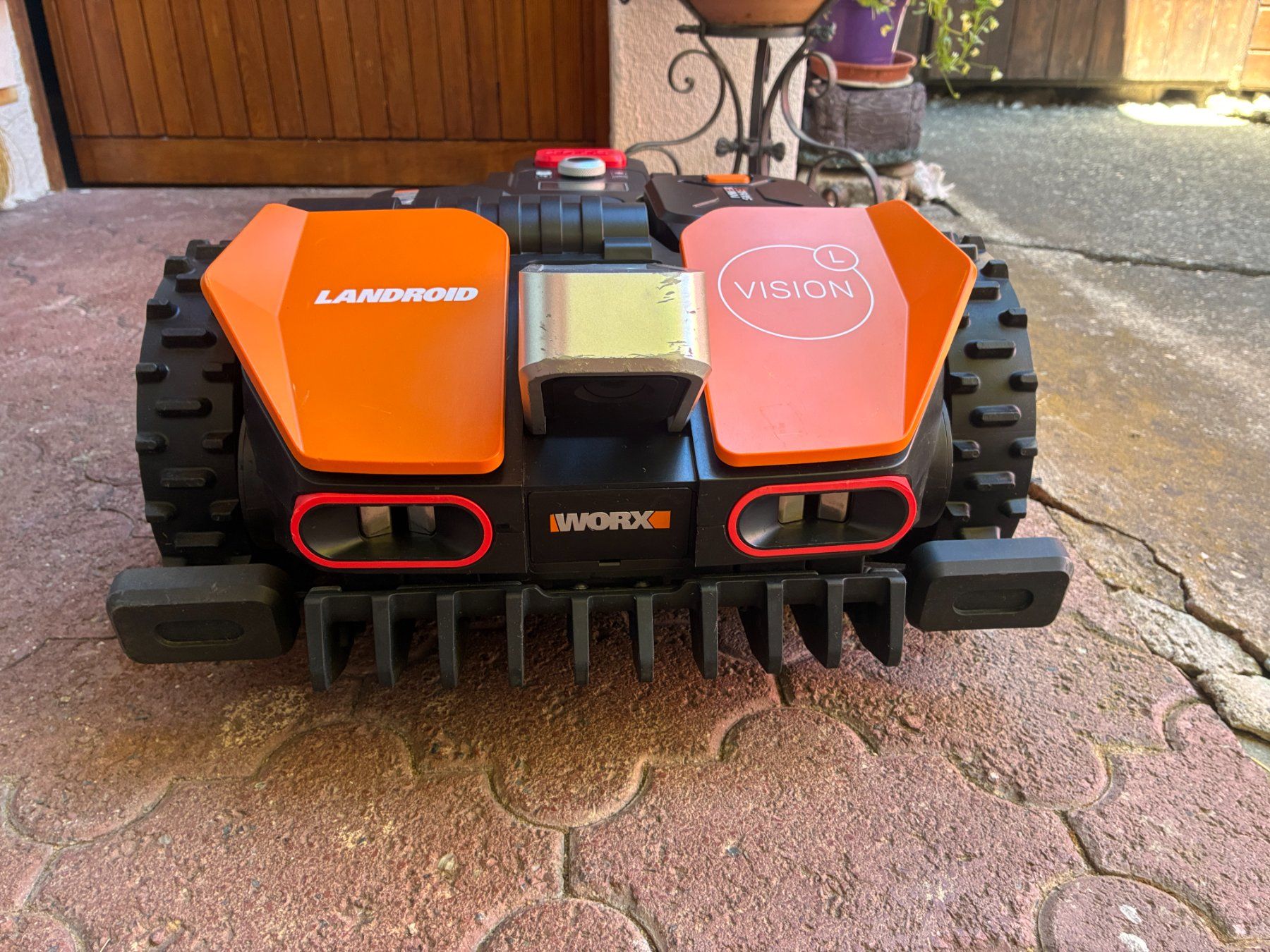 Worx Rasenmäher: Worx Landroid Vision L1600 mit Garage – Gebraucht aus Egnach von Jet700 7