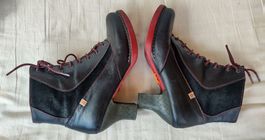 Schwarze Stiefeletten mit roten Details (Art Schuhe), Gr. 36