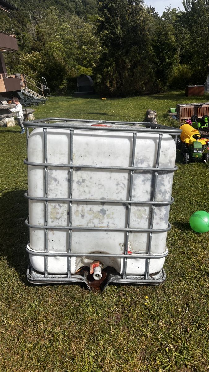 Abbeveratoi e trogoli: Wassertank 1000 Liter IBC Container Regenwasser Garten – Usato da Hemishofen venduto da frank94 2