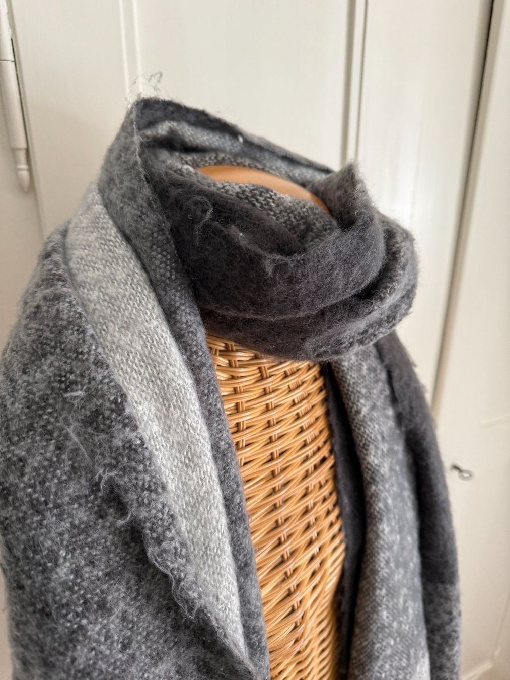 H&M Foulard & Sciarpe: Strickschal schwarz-grau-weiss gross kuschelig – Usato da Zürich venduto da Diazaio 2