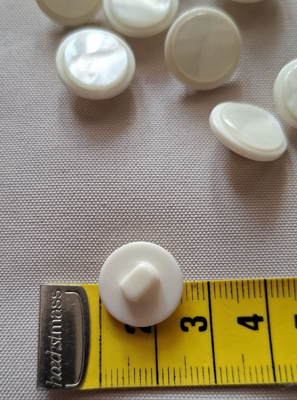 Knöpfe: 1 Set Knöpfe, 16 mm. elfenbeinfarben – Gebraucht aus Dietikon von Hirschkopf 3