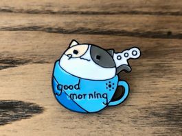 Pin Anstecker Katze guckt aus Kaffeetasse Good Morning