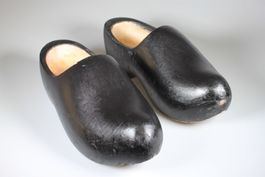 Paar traditionelle Holzschuhe schwarz