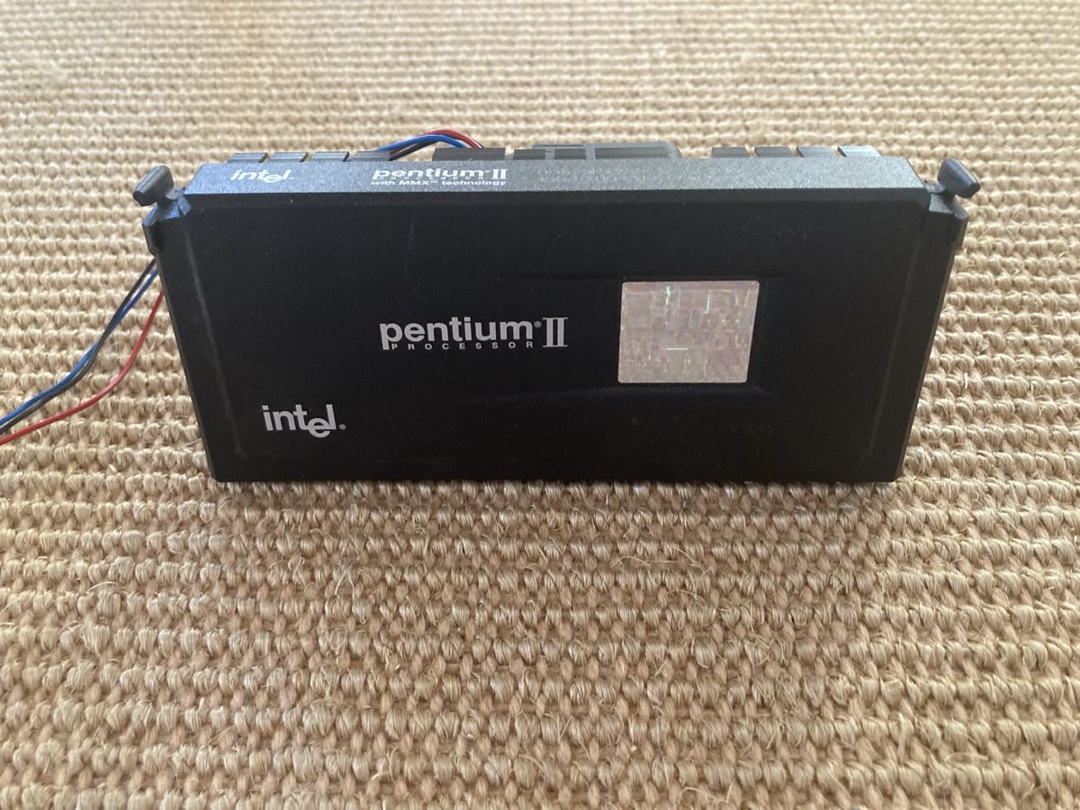 Intel Elektronikbauteile: Intel Pentium II 80522PX233512 SL2HD CPU + Heatsink – Gebraucht aus Wichtrach von Queensparkunite
