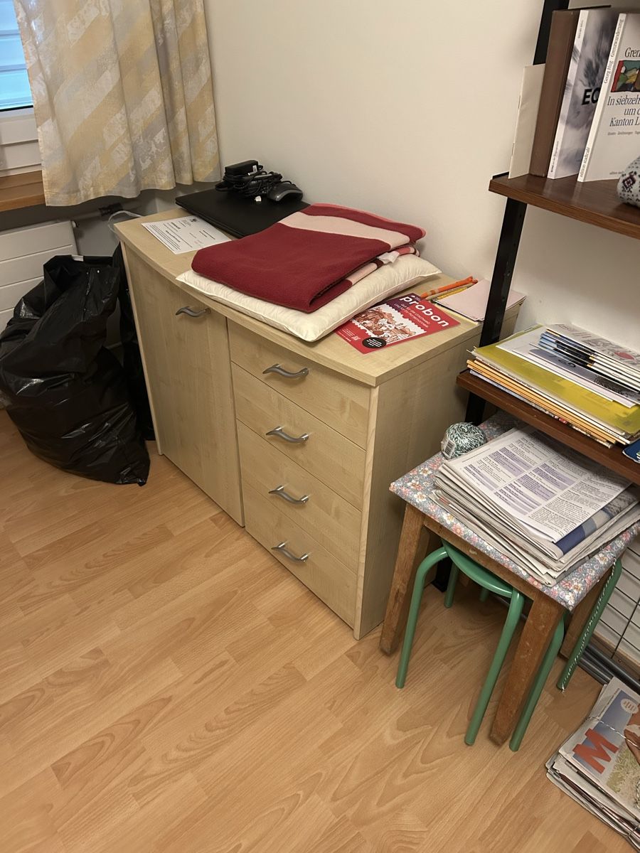 Cassettiere: kleiner Schreibtisch/Schrank – Usato da Altdorf UR venduto da yan_q8d8