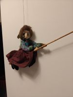 Halloween - Hängende Hexenfigur auf Besen