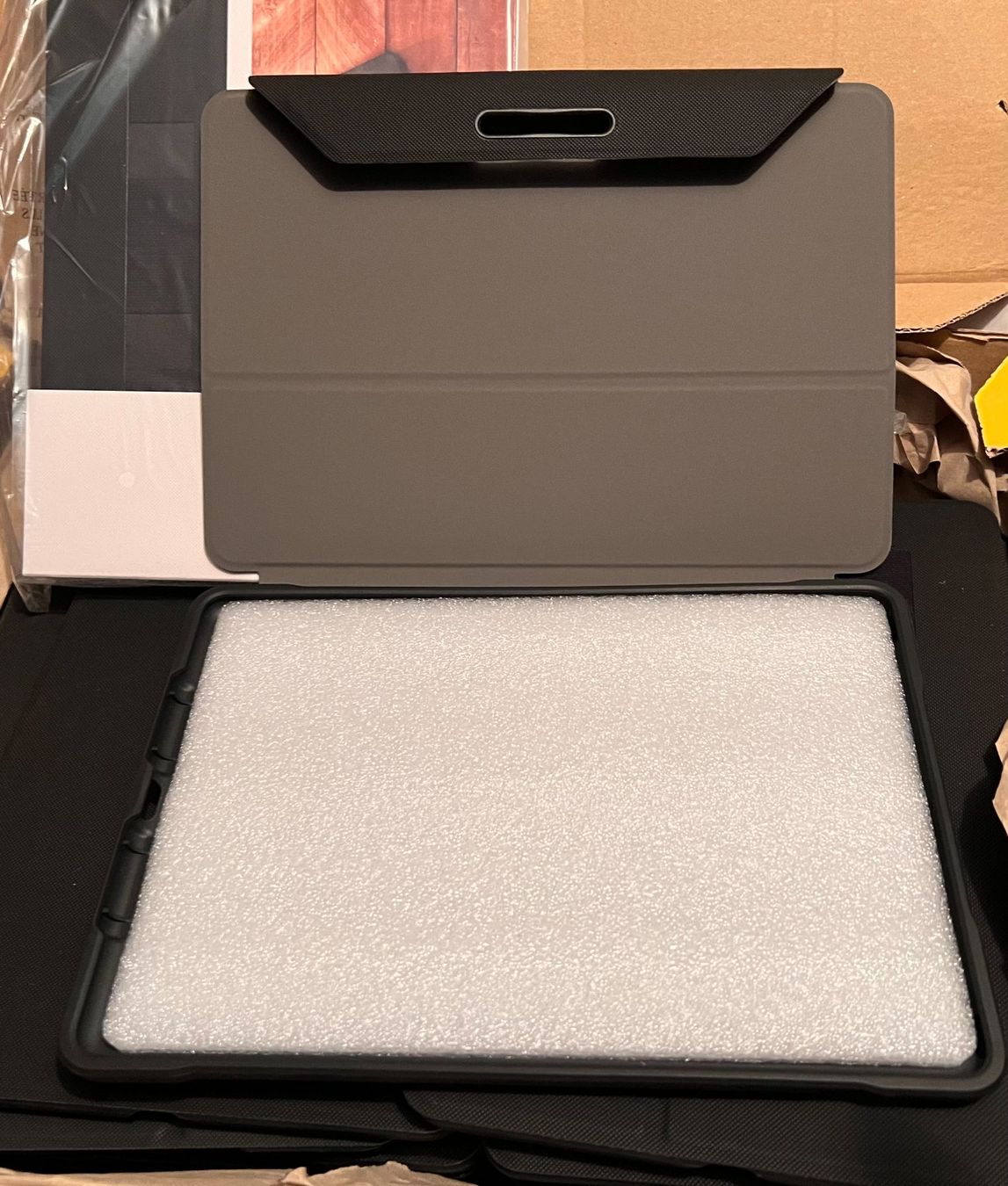 Apple Covers & Borse: Caselogic iPad 8 Tablet Schutzhülle – Nuovo (secondo la descrizione) da Root venduto da My.Immobilia 2
