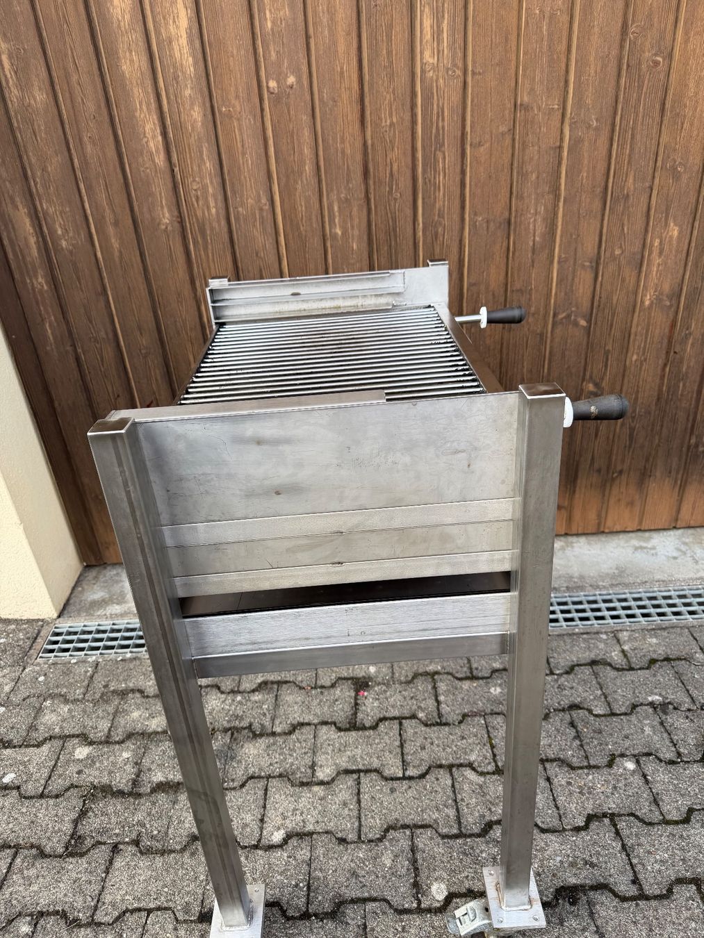 Grills: Profi-Gastro Holzkohle Grill – Gebraucht aus Bremgarten AG von lla_d8qx 8