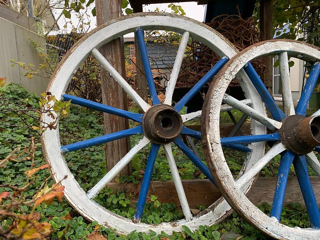 Tutte le decorazioni: Vier Speichenräder, bunt, mit Eisenring – Usato da Hettlingen venduto da FamilieSchroeder 2