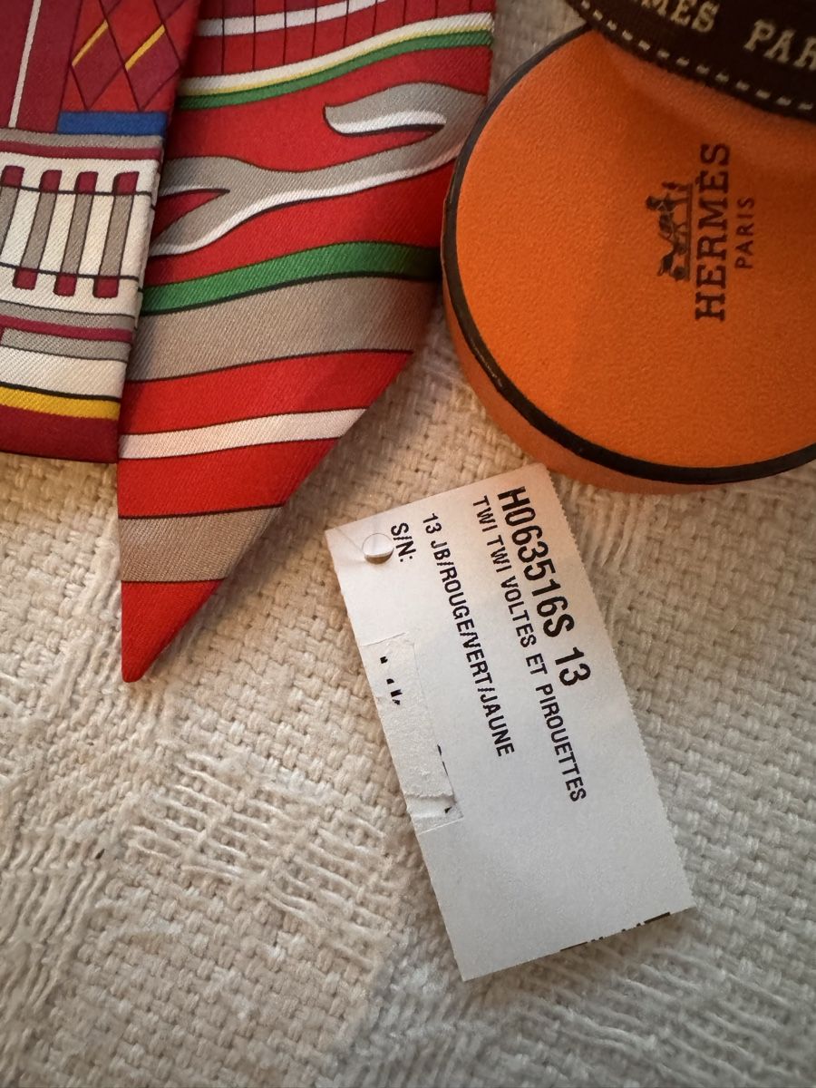 Hermès Foulards, Tücher & Schals: Hermès Twilly Voltes et Pirouettes – Neu und originalverpackt aus Genève von Allisgood 2