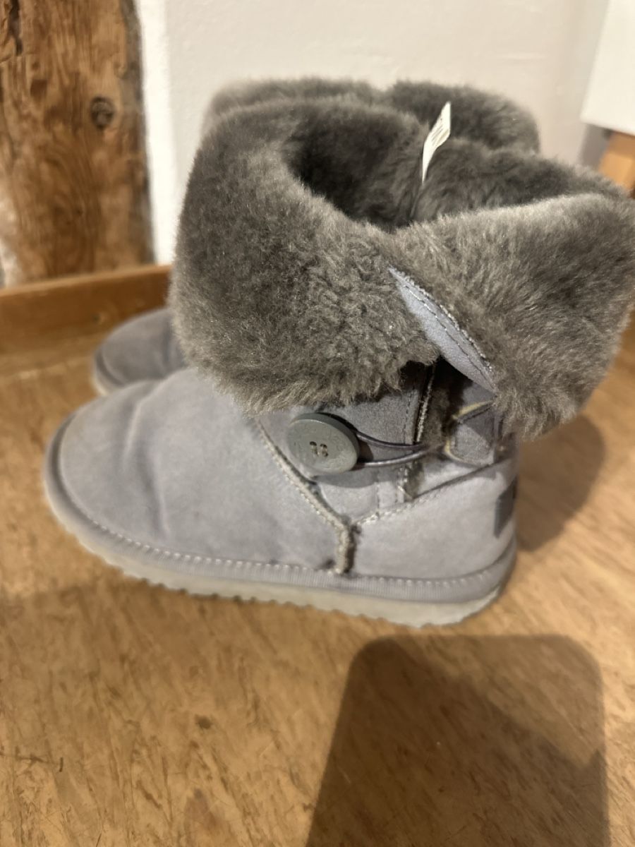 Scarpe per ragazze: Winter UGG Boots in Grau, Grösse 33 – Usato da Trimmis venduto da vai_9qzr 2