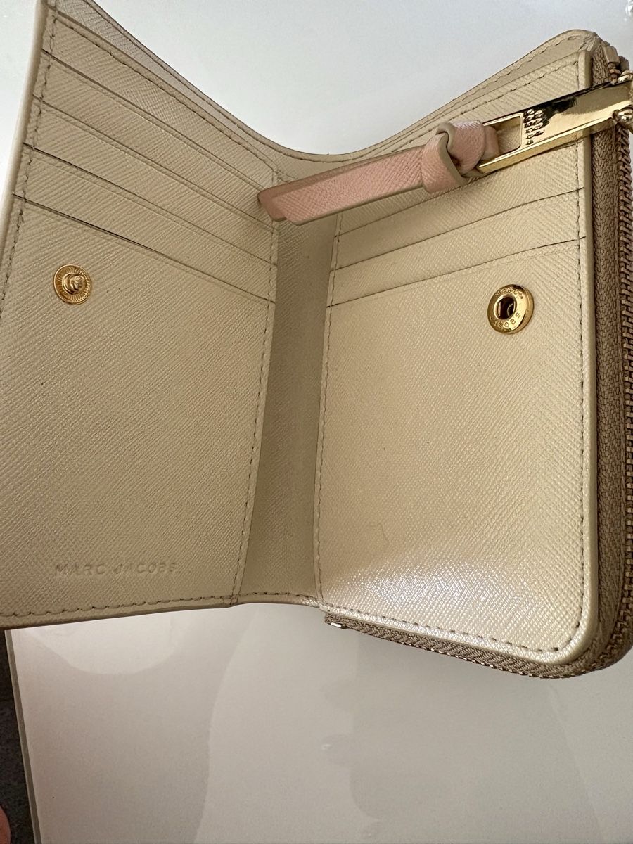 Marc Jacobs Portamonete: Portefeuille en Cuir Marc Jacobs – Nuovo (secondo la descrizione) da Romanel-sur-Lausanne venduto da Tania.P 2
