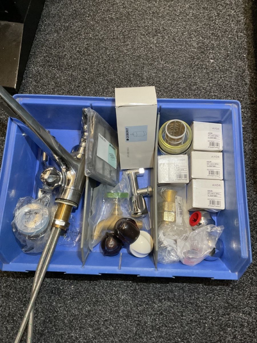 Rubinetteria: Sanitär Lot – Usato da Urdorf venduto da AMBASSADOR