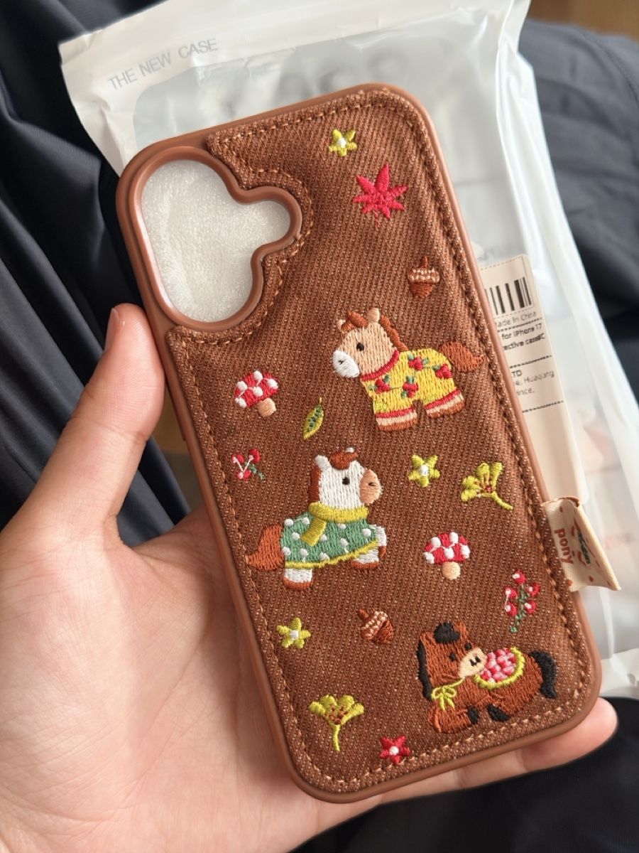 Apple Covers & Schutzfolien: iphone 17 case - Brown Phone Case with Embroidered Ponies – Neu (gemäss Beschreibung) aus Regensdorf von Let-me-win-please