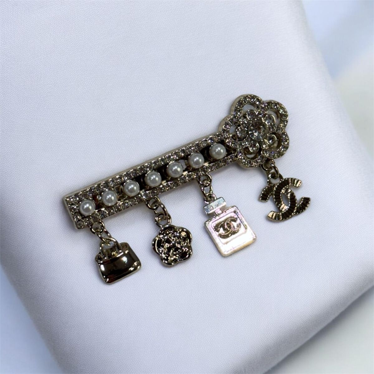 Chanel Spille & Fermagli: Broche – Nuovo (secondo la descrizione) da Châtel-St-Denis venduto da Montclair_Swiss 2