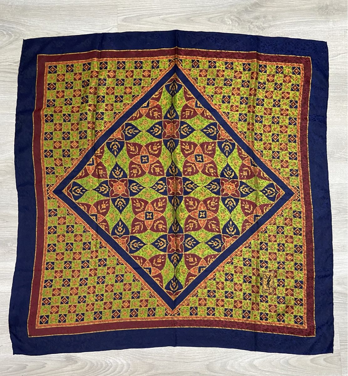 Saint Laurent Foulards, Tücher & Schals: Foulard Yves saint Laurent – Gebraucht aus Montreux von Perledor 2