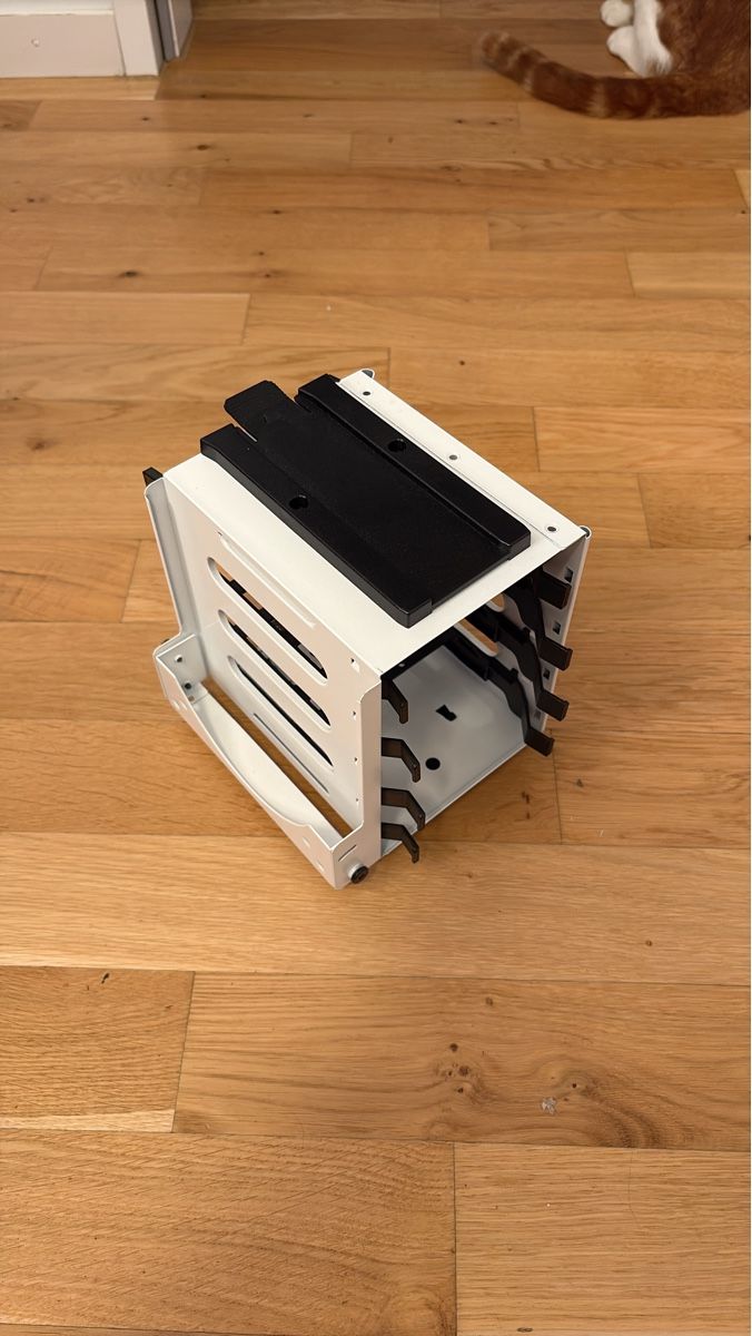 Tous les outils: Hard drive cage white – D'occasion à Zürich par Gregor00770