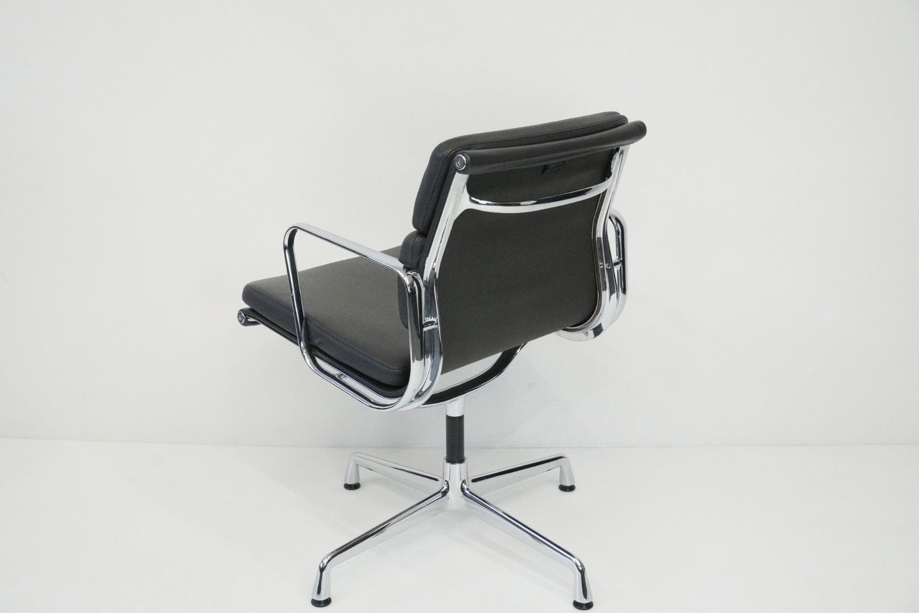 Vitra Sedie: Original Vitra Eames Soft Pad EA208 Leder asphalt – Usato da Bad Zurzach venduto da QLASSIQ 5