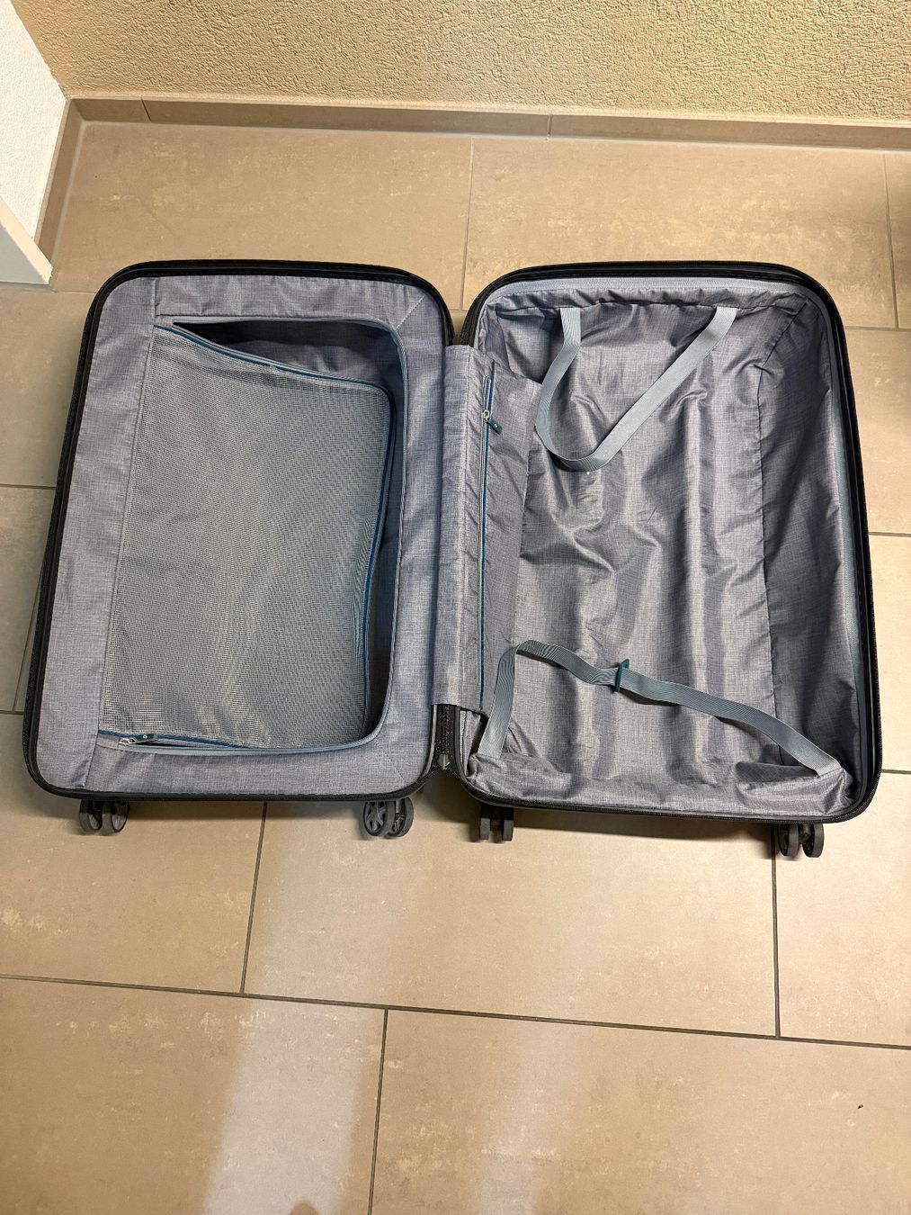 Samsonite Valigie: Samsonite Koffer mit 4 Rollen schwarz – Usato da Fehraltorf venduto da Burrito1 2