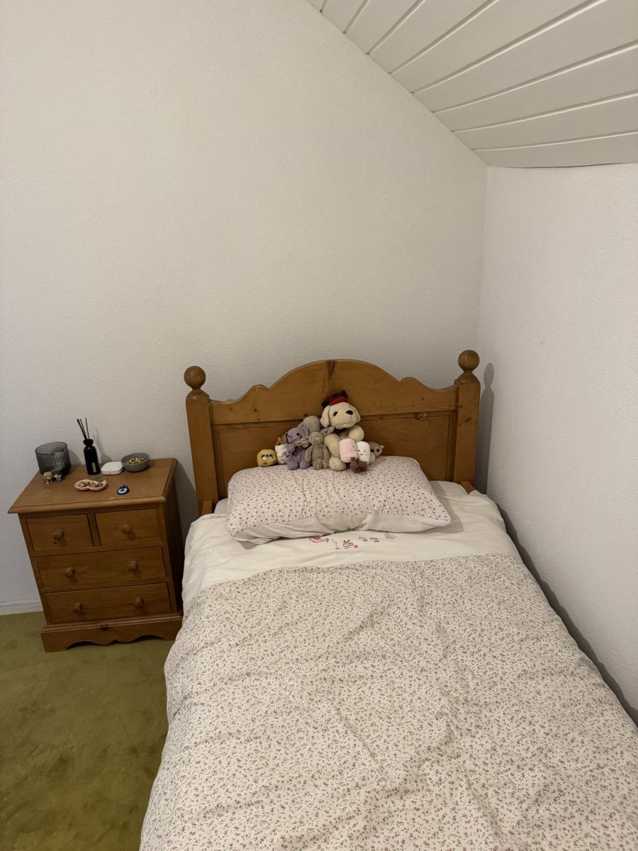 Betten: Solid pine bed and bedside table – Gebraucht aus Genolier von SwissStu 4