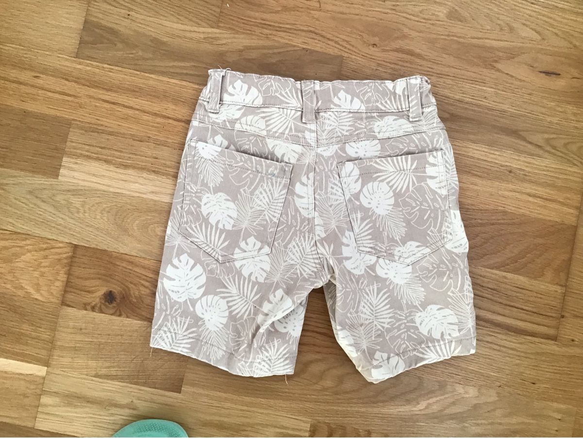 Pantaloni: Sommer Shorts mit Palmenmuster, Grösse 110. – Usato da Seuzach venduto da Tureda 2