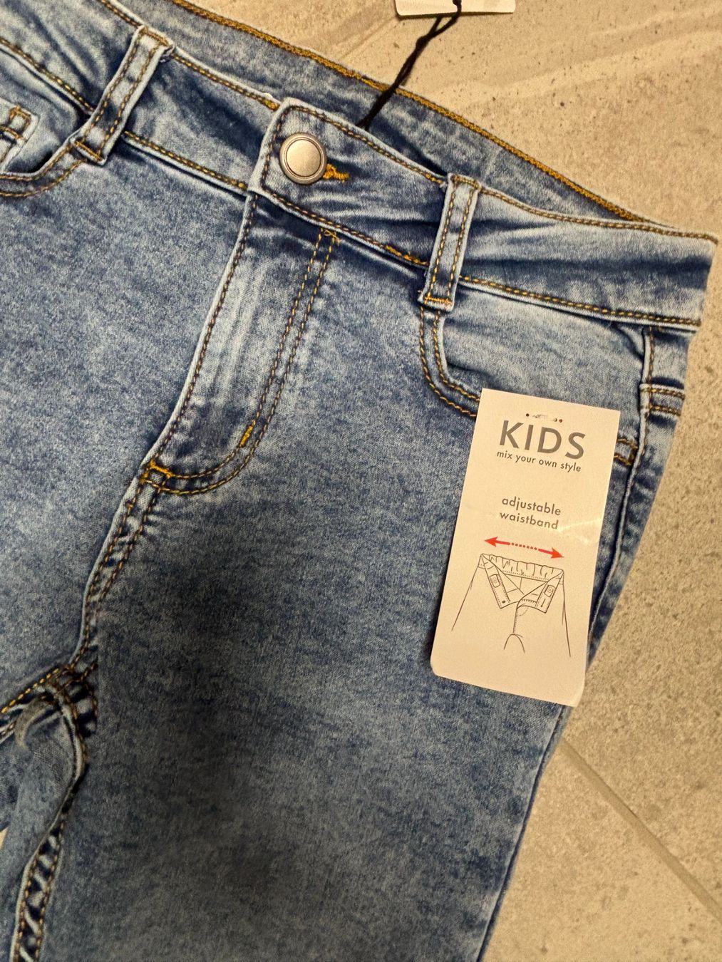 Pantaloni: Jeans tailel ajustable neuf taille 140 – Nuovo (secondo la descrizione) da Salvenach venduto da gwenwywar 1
