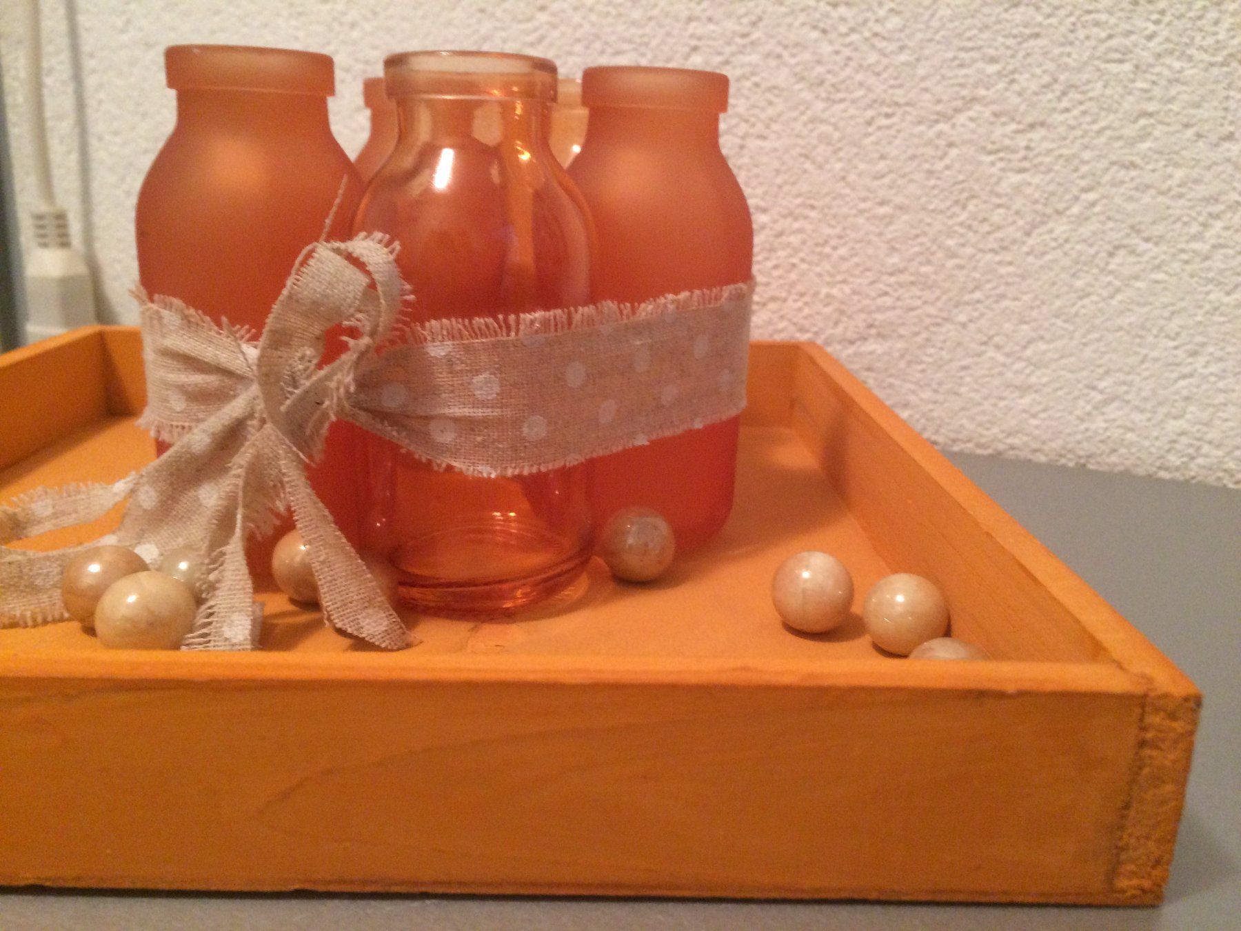 Tutte le decorazioni: einfaches oranges Holztablett, 25x25cm – Usato da St. Gallen venduto da Miousch