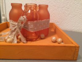 einfaches oranges Holztablett, 25x25cm