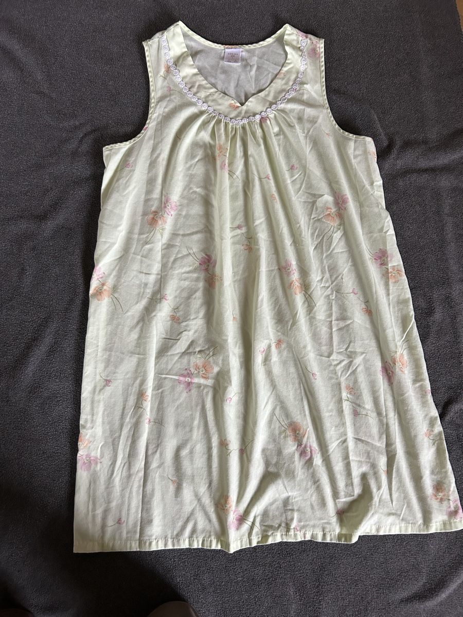 Negligees & Pigiami: Damen Nachthemd Grösse 44/46 – Usato da Lengnau AG venduto da Mefari