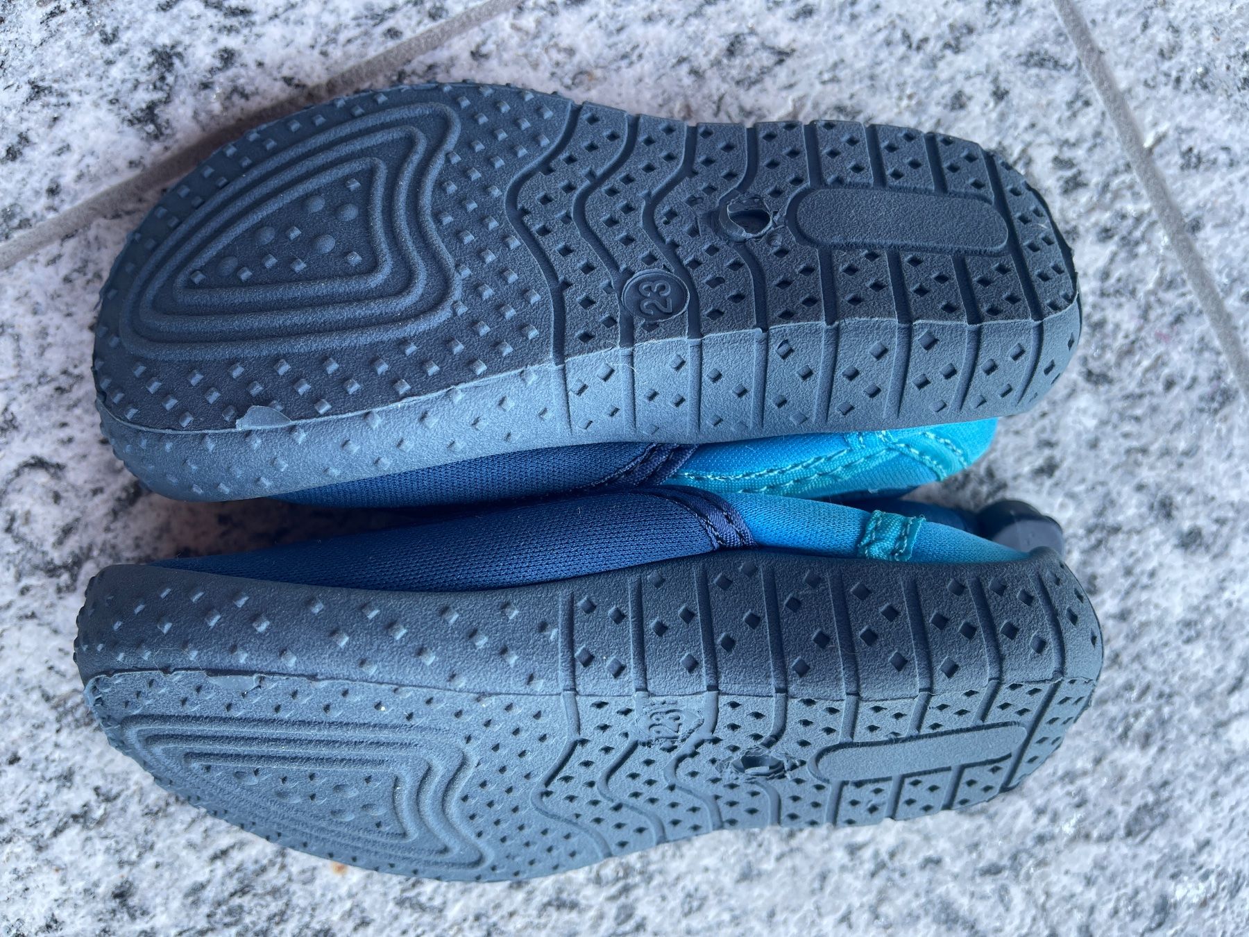 Scarpe per ragazzi: Kinder Wasserschuhe Badeschuhe Gr. 23 – Usato da Vezia venduto da lin_5s2m 1