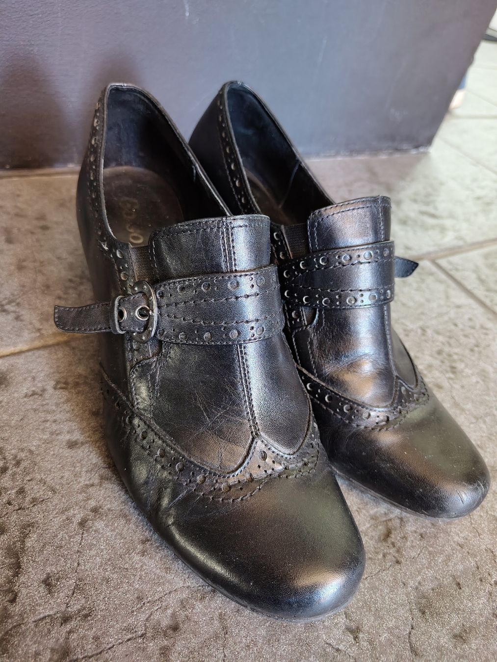 Chaussures femmes: Escarpins noir cuir 39  – D'occasion à St-Imier par Isatys89