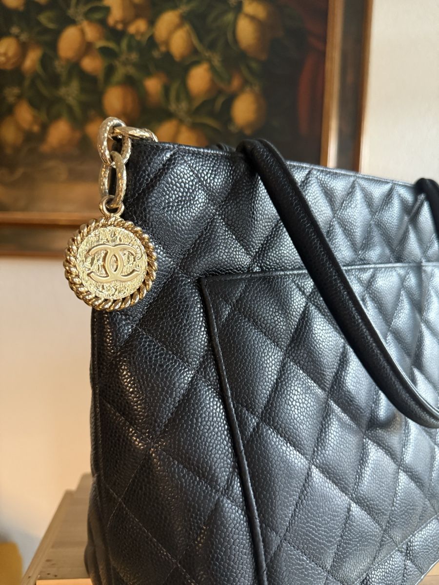 Chanel Taschen für Damen: Chanel Shopper Gestepptes schwarzes 'Caviar'-Leder – Gebraucht aus Olten von ale_nb2x 6