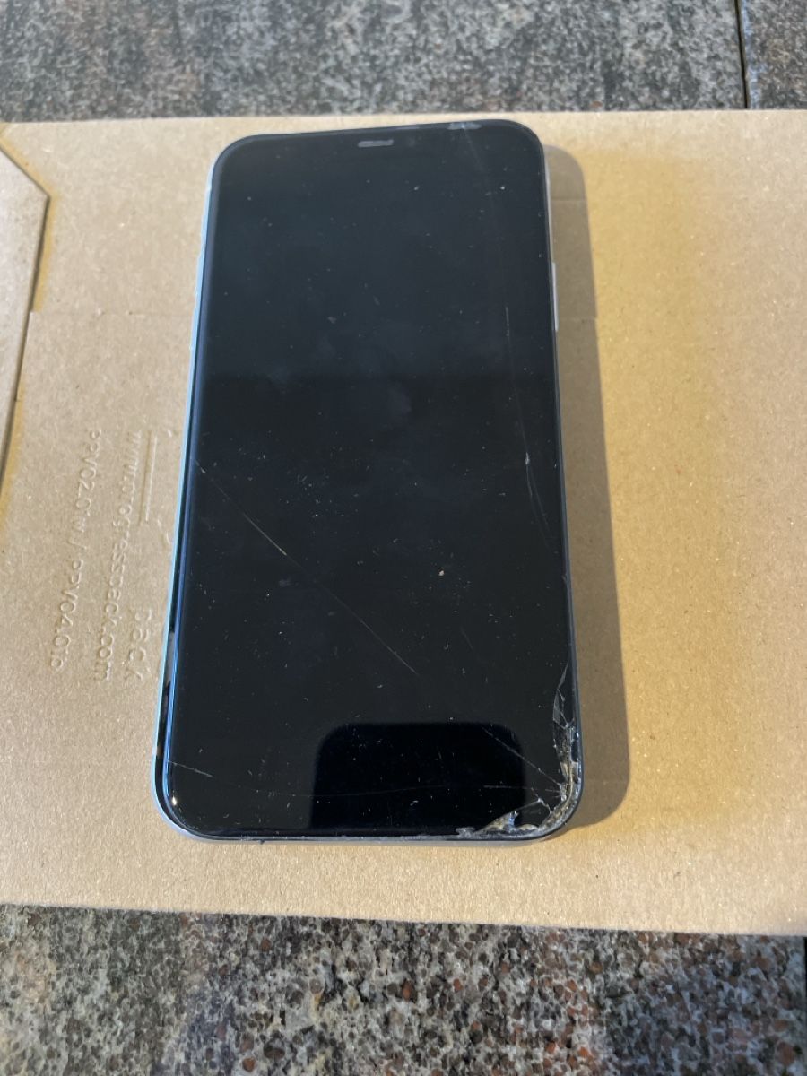 Apple Handys / Smartphones: IPHONE 11 GEHÄUSE (ICLOUD SPERRE) – Defekt aus winterthur von WINTERTHUR53