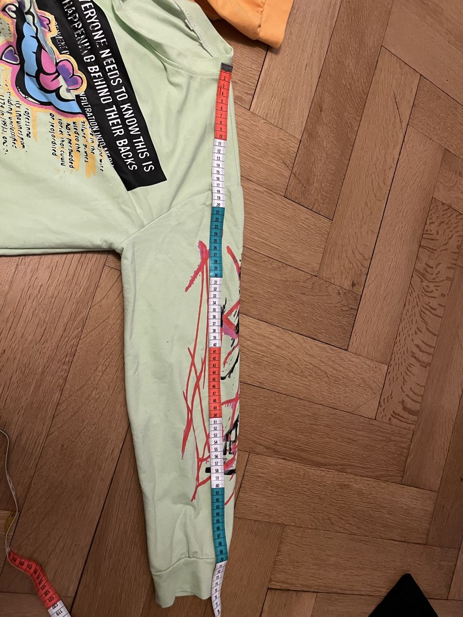 T-shirt: Trendiges Longsleeve im Graffiti-Stil – Usato da Olten venduto da sae_82z2 3