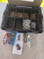 Werkzeugkoffer mit Schrauben, Dübel und Digital Multimeter