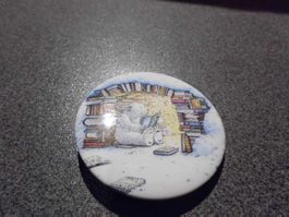 Button Eisbär in der Bibliothek