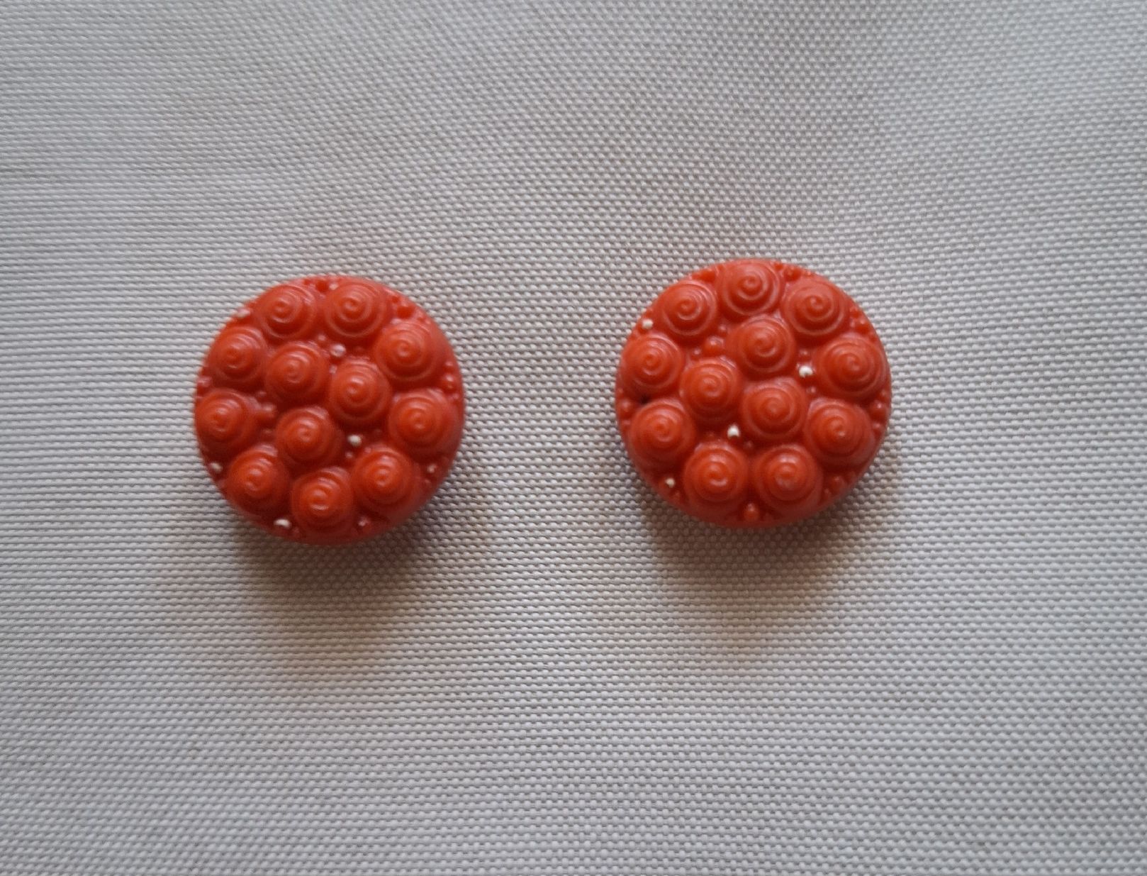 Bottoni: 2 orange-rote Glasknöpfe mit Blumenmuster, 18 mm. – Usato da Dietikon venduto da Hirschkopf 5
