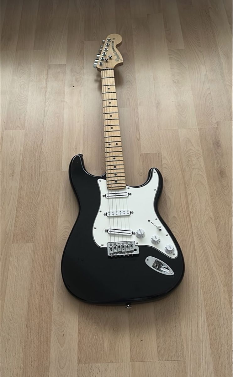 Fender Strumenti musicali: Fender Stratocaster – Nuovo (secondo la descrizione) da Riehen venduto da Pnewyork
